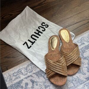 LIKE NEW SCHUTZ Latifah Flat Sandal in Ouro Claro & Natural- WORN ONCE